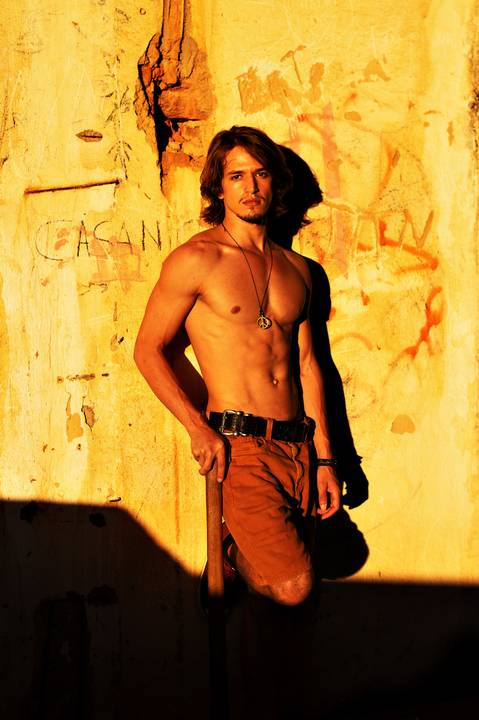 Ensaio fotográfico masculino, ensaio urbano masculino em gv, ensaio lugar abandonado, fotógrafo em gv, fotógrafo em Governador Valadares MG, Shanti Amaral Fotografia '