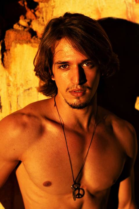 Ensaio fotográfico masculino, ensaio urbano masculino em gv, ensaio lugar abandonado, fotógrafo em gv, fotógrafo em Governador Valadares MG, Shanti Amaral Fotografia '