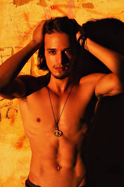 Ensaio fotográfico masculino, ensaio urbano masculino em gv, ensaio lugar abandonado, fotógrafo em gv, fotógrafo em Governador Valadares MG, Shanti Amaral Fotografia '