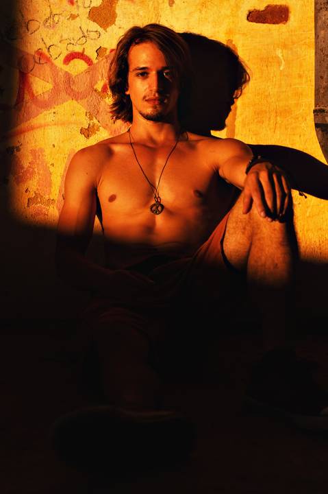 Ensaio fotográfico masculino, ensaio urbano masculino em gv, ensaio lugar abandonado, fotógrafo em gv, fotógrafo em Governador Valadares MG, Shanti Amaral Fotografia '