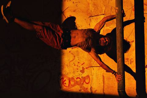 Ensaio fotográfico masculino, ensaio urbano masculino em gv, ensaio lugar abandonado, fotógrafo em gv, fotógrafo em Governador Valadares MG, Shanti Amaral Fotografia '