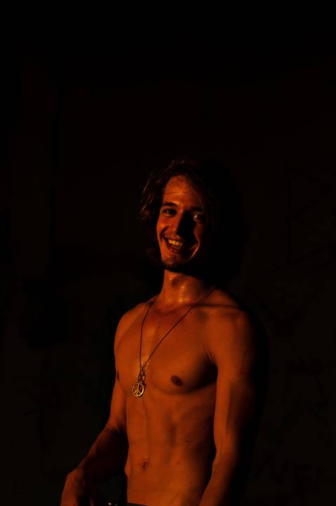 Ensaio fotográfico masculino, ensaio urbano masculino em gv, ensaio lugar abandonado, fotógrafo em gv, fotógrafo em Governador Valadares MG, Shanti Amaral Fotografia '