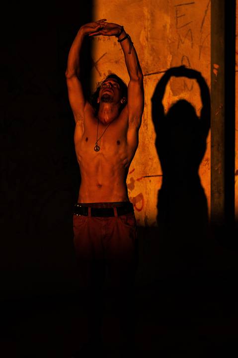 Ensaio fotográfico masculino, ensaio urbano masculino em gv, ensaio lugar abandonado, fotógrafo em gv, fotógrafo em Governador Valadares MG, Shanti Amaral Fotografia '