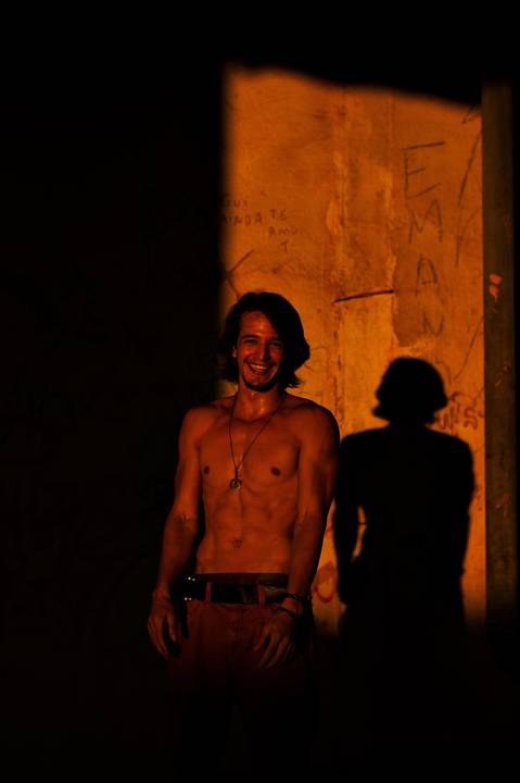 Ensaio fotográfico masculino, ensaio urbano masculino em gv, ensaio lugar abandonado, fotógrafo em gv, fotógrafo em Governador Valadares MG, Shanti Amaral Fotografia '