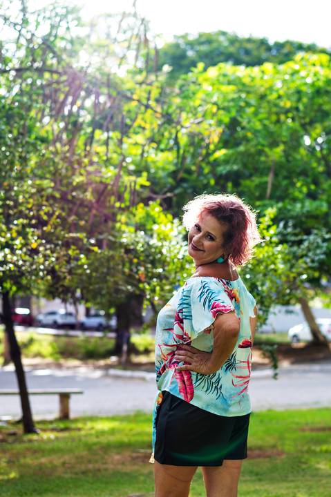 Ensaio feminino idade feliz externo praça, Agência Cricaré, Governador Valadares (MG).'