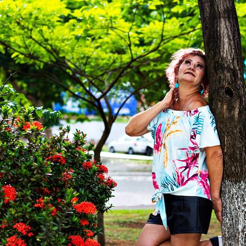 Ensaio feminino idade feliz externo praça, Agência Cricaré, Governador Valadares (MG).'