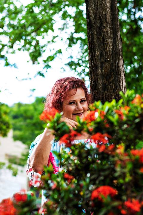 Ensaio feminino idade feliz externo praça, Agência Cricaré, Governador Valadares (MG).'