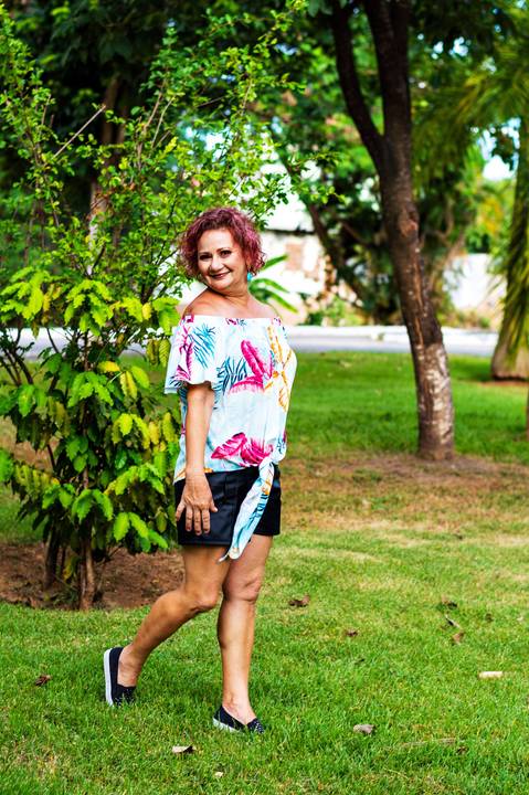 Ensaio feminino idade feliz externo praça, Agência Cricaré, Governador Valadares (MG).'