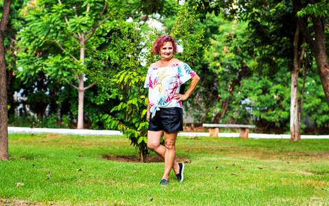 Ensaio feminino idade feliz externo praça, natureza, Agência Cricaré, Governador Valadares (MG).'