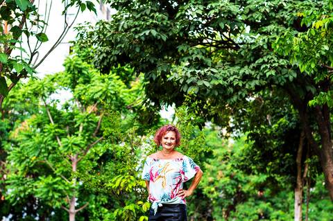 Ensaio feminino idade feliz externo praça, natureza, Agência Cricaré, Governador Valadares (MG).'