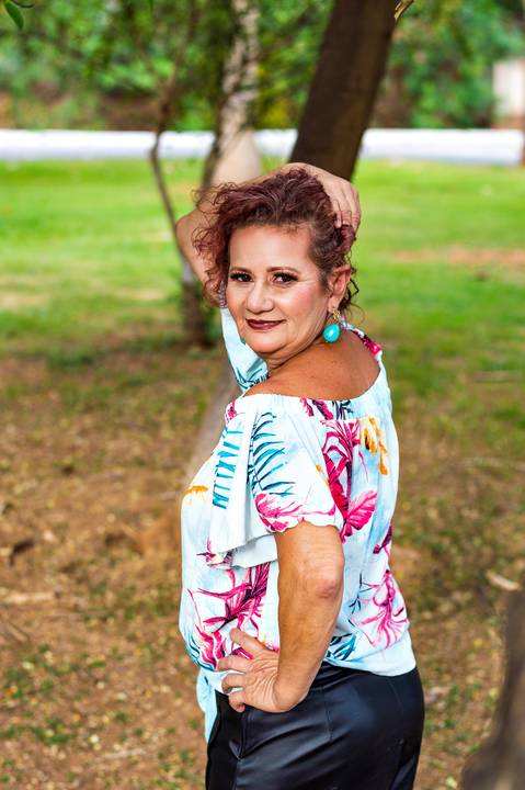 Ensaio feminino idade feliz externo praça, Agência Cricaré, Governador Valadares (MG).'