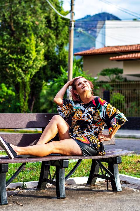 Ensaio feminino idade feliz externo praça, Agência Cricaré, Governador Valadares (MG).'