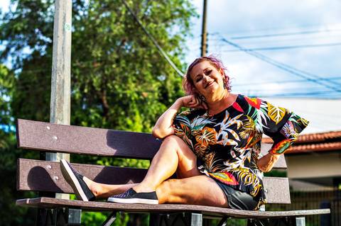 Ensaio feminino idade feliz externo praça, Agência Cricaré, Governador Valadares (MG).'