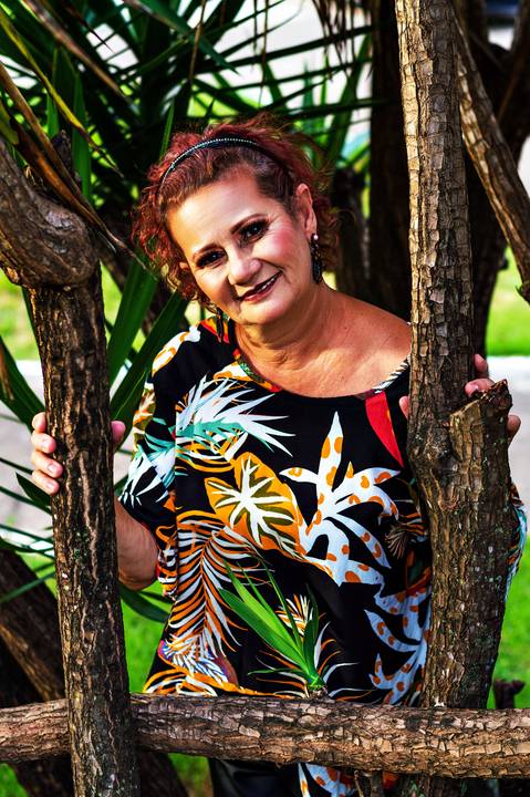 Ensaio feminino idade feliz externo praça, natureza, Agência Cricaré, Governador Valadares (MG).'