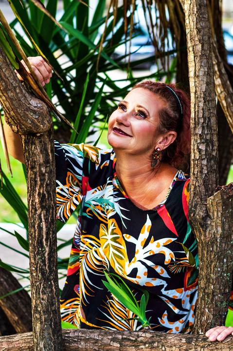 Ensaio feminino idade feliz externo praça, natureza, Agência Cricaré, Governador Valadares (MG).'