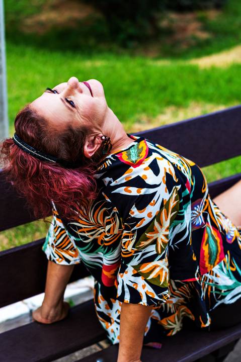 Ensaio feminino idade feliz externo praça, natureza, Agência Cricaré, Governador Valadares (MG).'