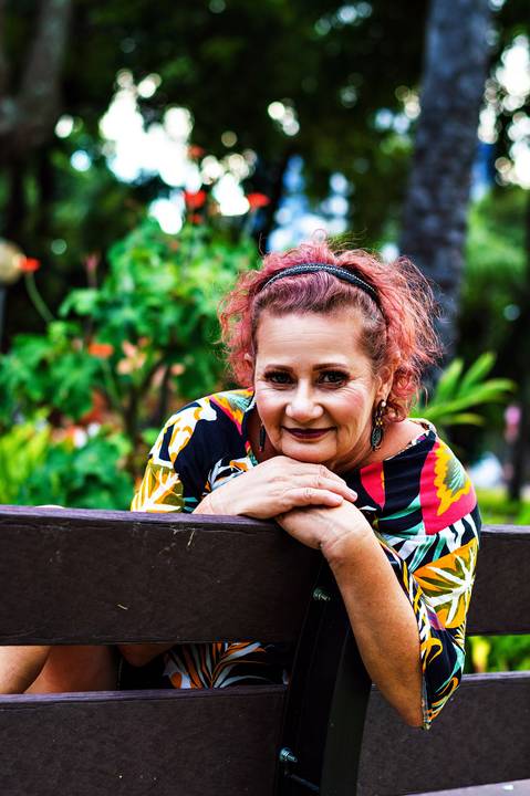 Ensaio feminino idade feliz externo praça, natureza, Agência Cricaré, Governador Valadares (MG).'