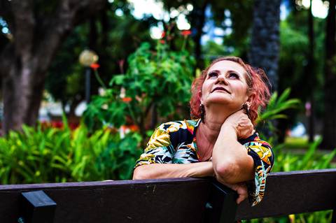 Ensaio feminino idade feliz externo praça, natureza, Agência Cricaré, Governador Valadares (MG).'