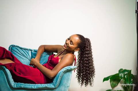 Ensaio feminino interno, vestido vermelho, taça de vinho, Agência Cricaré, Caratinga (MG).'