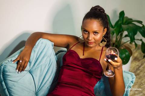 Ensaio feminino interno, vestido vermelho, taça de vinho, Agência Cricaré, Caratinga (MG).'