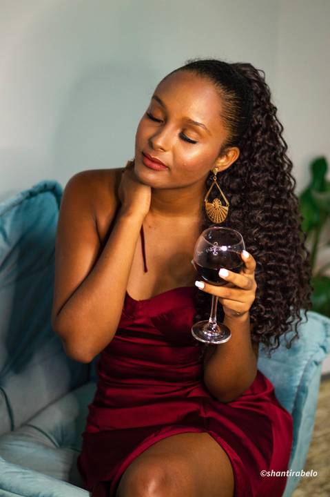 Ensaio feminino interno, vestido vermelho, taça de vinho, Agência Cricaré, Caratinga (MG).'