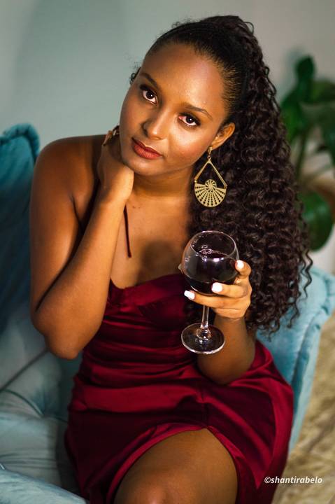 Ensaio feminino interno, vestido vermelho, taça de vinho, Agência Cricaré, Caratinga (MG).'