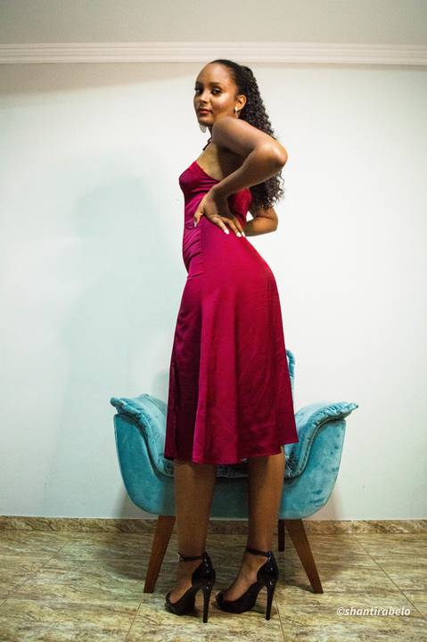 Ensaio feminino interno, vestido vermelho, taça de vinho, Agência Cricaré, Caratinga (MG).'