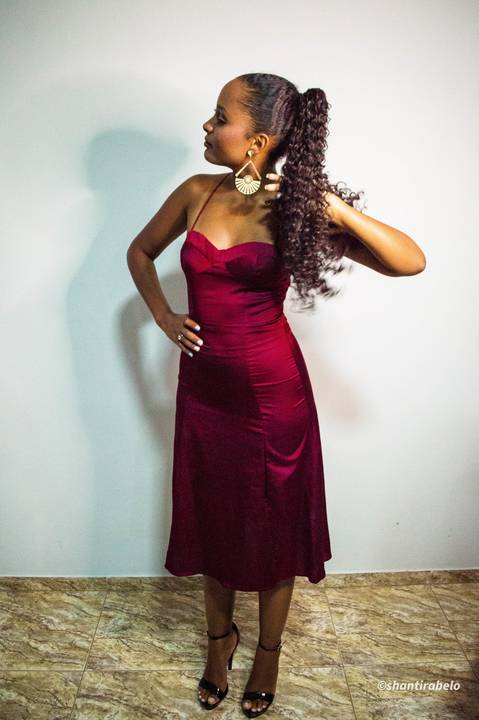 Ensaio feminino interno, vestido vermelho, taça de vinho, Agência Cricaré, Caratinga (MG).'