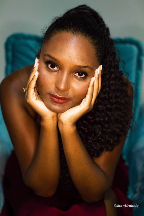 Ensaio feminino interno, vestido vermelho, taça de vinho, Agência Cricaré, Caratinga (MG).'