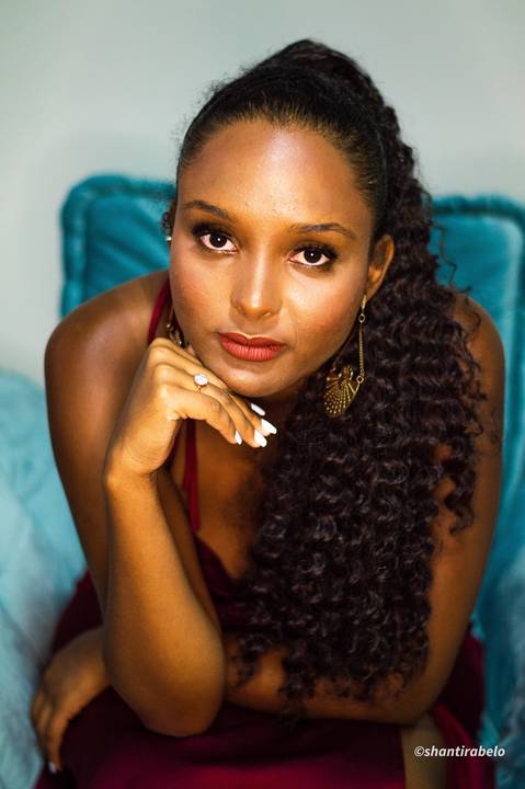 Ensaio feminino interno, vestido vermelho, taça de vinho, Agência Cricaré, Caratinga (MG).'