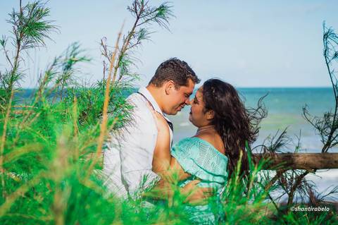 Ensaio pré casamento na praia, bosque, mar, Agência Cricaré, Guriri (ES).'