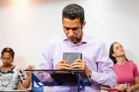 Fotografia de eventos em Governador Valadares, cobertura fotográfica de eventos, fotógrafo em gv, Agência Cricaré, Shanti Rabelo, fotografia em cultos, fotos de congressos, foto de conferências, foto cristão mineiro, foto de músico, foto de pregador.'