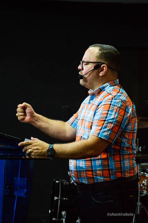 Fotografia de eventos em Governador Valadares, cobertura fotográfica de eventos, fotógrafo em gv, Agência Cricaré, Shanti Rabelo, fotografia em cultos, fotos de congressos, foto de conferências, foto cristão mineiro, foto de músico, foto de pregador.'