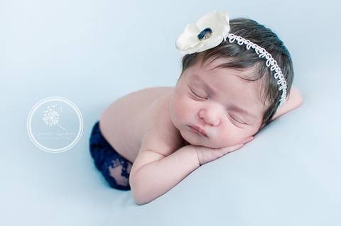 Fotógrafa Damaris Quedevez faz ensaio de recém-nascido encantador em Barra Mansa e Volta Redonda - Rio de Janeiro (Ensaio recém-nascido - Marina) - Bebê menina de azul'