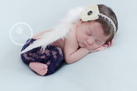 Fotógrafa Damaris Quedevez faz ensaio de recém-nascido encantador em Barra Mansa e Volta Redonda - Rio de Janeiro (Ensaio recém-nascido - Marina) - Bebê menina de azul - Bebê é um anjo - Bebê com asas de anjo - Asas de anjo Newborn'