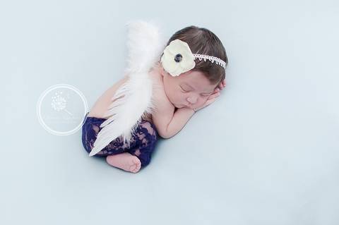 Fotógrafa Damaris Quedevez faz ensaio de recém-nascido encantador em Barra Mansa e Volta Redonda - Rio de Janeiro (Ensaio recém-nascido - Marina) - Bebê menina de azul - Bebê é um anjo - Bebê com asas de anjo - Asas de anjo Newborn'
