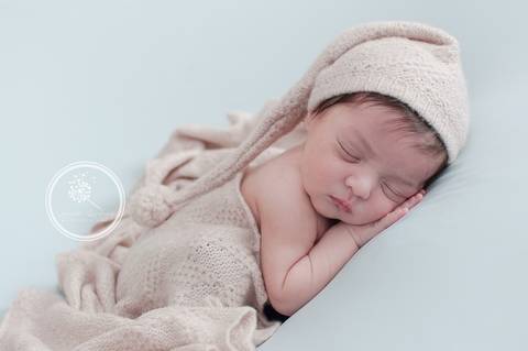 Fotógrafa Damaris Quedevez faz ensaio de recém-nascido encantador em Barra Mansa e Volta Redonda - Rio de Janeiro (Ensaio recém-nascido - Marina) - Bebê menina de gorro'