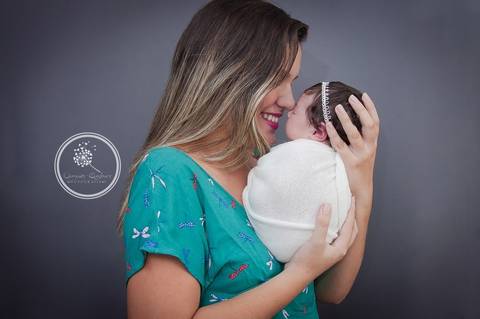 Fotógrafa Damaris Quedevez faz ensaio de recém-nascido encantador em Barra Mansa e Volta Redonda - Rio de Janeiro (Ensaio recém-nascido - Marina) - Foto com a mãe'