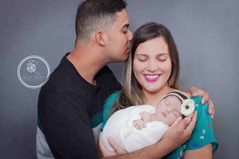 Fotógrafa Damaris Quedevez faz ensaio de recém-nascido encantador em Barra Mansa e Volta Redonda - Rio de Janeiro (Ensaio recém-nascido - Marina) - Foto com os pais'