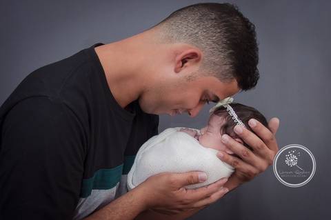 Fotógrafa Damaris Quedevez faz ensaio de recém-nascido encantador em Barra Mansa e Volta Redonda - Rio de Janeiro (Ensaio recém-nascido - Marina) - Foto com o pai'