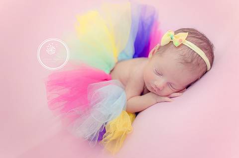  Fotógrafa Damaris Quedevez faz ensaio de recém-nascido encantador em Barra Mansa e Volta Redonda - Rio de Janeiro (Ensaio newborn - Mellina) - Newborn de menina rosa e colorido - bebê arco-íres - newborn rainbow - newborn rainbow baby - rainbow babies'