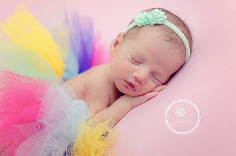  Fotógrafa Damaris Quedevez faz ensaio de recém-nascido encantador em Barra Mansa e Volta Redonda - Rio de Janeiro (Ensaio newborn - Mellina) - Newborn de menina rosa e colorido - bebê arco-íres - newborn rainbow - newborn rainbow baby - rainbow babies'