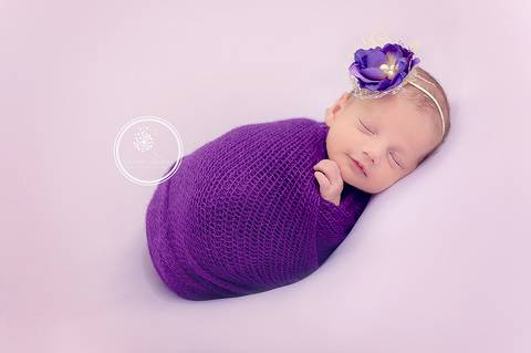  Fotógrafa Damaris Quedevez faz ensaio de recém-nascido encantador em Barra Mansa e Volta Redonda - Rio de Janeiro (Ensaio newborn - Mellina) - Newborn de menina - menina de roxo'