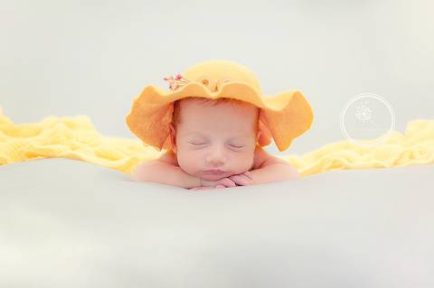  Fotógrafa Damaris Quedevez faz ensaio de recém-nascido encantador em Barra Mansa e Volta Redonda - Rio de Janeiro (Ensaio newborn - Mellina) - Newborn de menina - menina de amarelo'