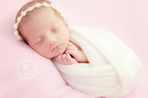 Fotógrafa Damaris Quedevez faz ensaio de recém-nascido encantador em Barra Mansa e Volta Redonda - Rio de Janeiro (Ensaio newborn - Mellina) - Newborn de menina rosa e branco'