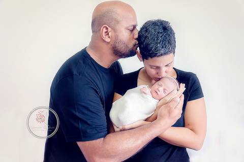  Fotógrafa Damaris Quedevez faz ensaio de recém-nascido encantador em Barra Mansa e Volta Redonda - Rio de Janeiro (Ensaio newborn - Mellina) - Newborn de menina - Newborn Foto com os pais'