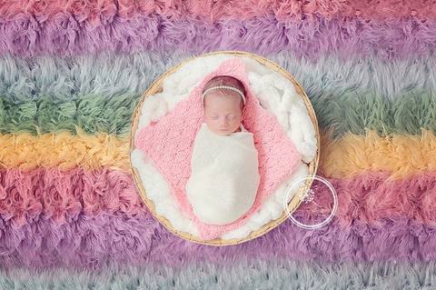  Fotógrafa Damaris Quedevez faz ensaio de recém-nascido encantador em Barra Mansa e Volta Redonda - Rio de Janeiro (Ensaio newborn - Mellina) - Newborn de menina rosa e colorido - bebê arco-íres - newborn rainbow - newborn rainbow baby - rainbow babies'