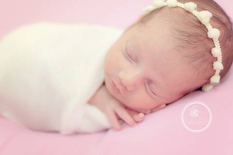 Fotógrafa Damaris Quedevez faz ensaio de recém-nascido encantador em Barra Mansa e Volta Redonda - Rio de Janeiro (Ensaio newborn - Mellina) - Newborn de menina rosa e branco'