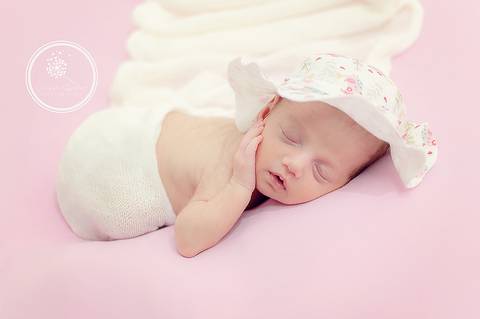 Fotógrafa Damaris Quedevez faz ensaio de recém-nascido encantador em Barra Mansa e Volta Redonda - Rio de Janeiro (Ensaio newborn - Mellina) - Newborn de menina rosa e branco'