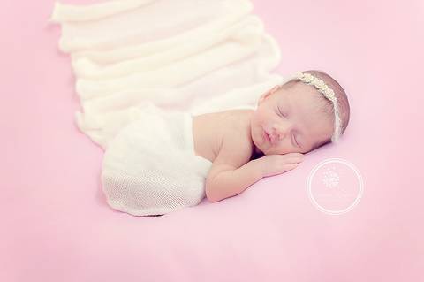 Fotógrafa Damaris Quedevez faz ensaio de recém-nascido encantador em Barra Mansa e Volta Redonda - Rio de Janeiro (Ensaio newborn - Mellina) - Newborn de menina rosa e branco'